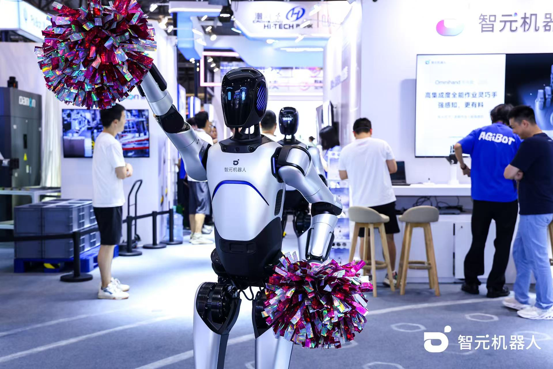 太阳集团tyc机器人 WAIC 首日展台火爆，机器人家族集体打工忙不停